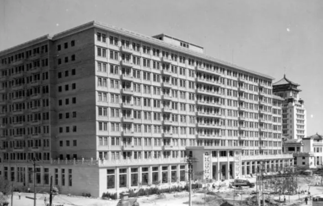 1959年，北京民族飯店首次采用預(yù)制裝配式框架—剪力墻結(jié)構(gòu)